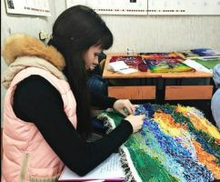 Алина на уроке по гобелену. 2014