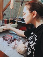 Виталия на произв. практике. Ткач во гобелена. 2017