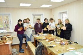 Участники курсов и педагог школы ремесел П.Ю. Андреев