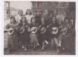 Учащиеся 3 курса КПШ на занятии музыкой май 1959